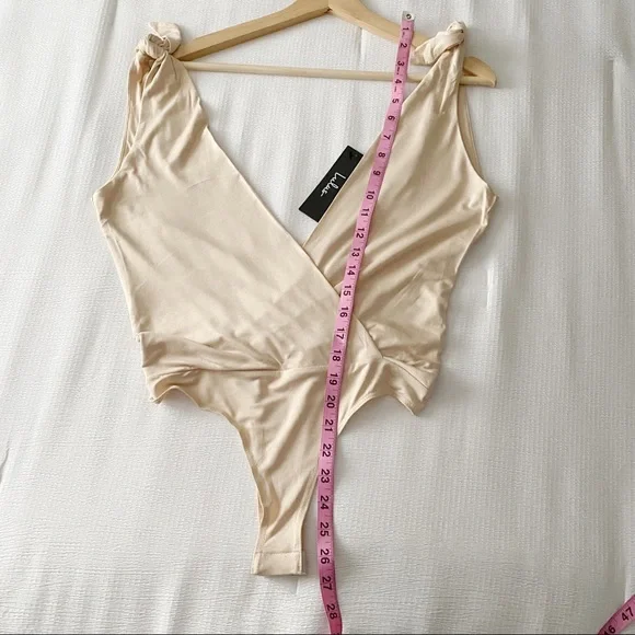 NWT Lulu’s Cream Tied Shoulder Strap Bodysuit - Picture 4 of 12